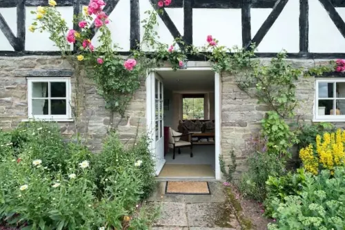 Pretty cottage in idyllic lakeside Wyeside setting