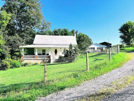 Trail's Bend Farmhouse-Bike,Hike,Float,Sip Отели в г. Вашингтон