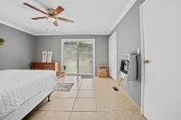 Artistic apartment with pool, 5-min to downtown