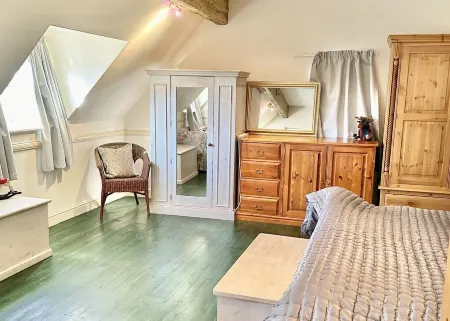 Holly Cottage, Pet Friendly, Secure Courtyard Parking, Near Historic Ironbridge.