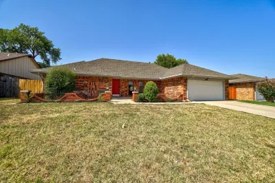 Lake Hefner / Spacious King Bed / Foosball & Games Hotels near Courtyard Plaza Shopping Center