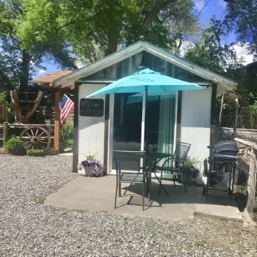 “WYNOT BUNKHOUSE”, Western class in a quaint backyard retreat