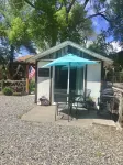 “WYNOT BUNKHOUSE”, Western class in a quaint backyard retreat Hotels near Albertsons