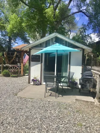 “WYNOT BUNKHOUSE”, Western class in a quaint backyard retreat