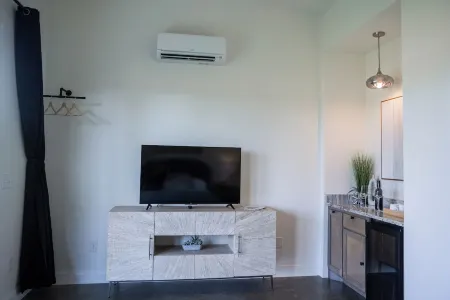 Silverstone / Casita #5 - Private Porch, Luxury, Country Feels, Walk to Wineries