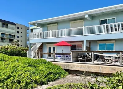 Beachfront ground floor condo with deck and heated pool 사우스 패트릭 커뮤니티 공원 주변 호텔