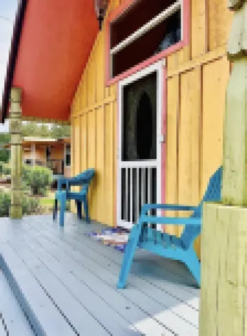 Love Shack! New Hot Tub, Soaker Tub, King Bed, Pine Trees, East Texas Stay