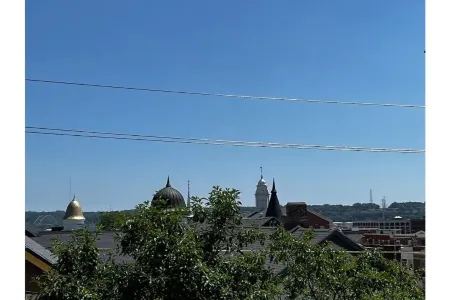 Downtown Spa Sanctuary with a View! Отели рядом с достопримечательностью «Университет Дабек»