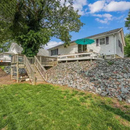 Picture Perfect  Waterfront in town  Sleeps 6  Expansive Outdoor dining area