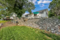 Picture Perfect  Waterfront in town  Sleeps 6  Expansive Outdoor dining area