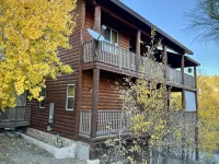 Cozy, 3-story, luxury cabin in the heart of Summerhaven!