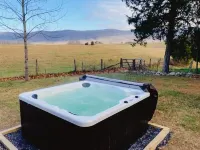 Cozy Retreat - Hot tub + Mountain Views + Pets