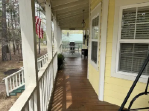 COZY PRIVATE COTTAGE CLOSE TO THE LAKE