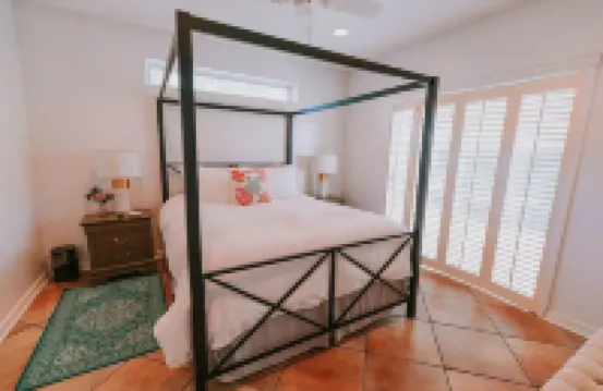 The Queen Suite - perfect Ocean Springs location only 1 block to Front Beach!