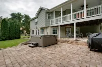 Spacious Quiet Retreat with Hot Tub and Walk to River Minutes to Harpers Ferry