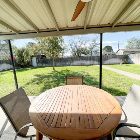 Modern 2-bedroom 1930's Bungalow Close to Downtown
