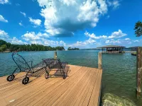 Charming 2-bedroom 2 bath house on beautiful Lake Martin. Quiet and peaceful.