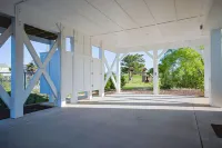 10 Br, Sleeps 26, Panoramic Views, Walk to Beach + Boardwalk, Directly on Lake - 4-Star