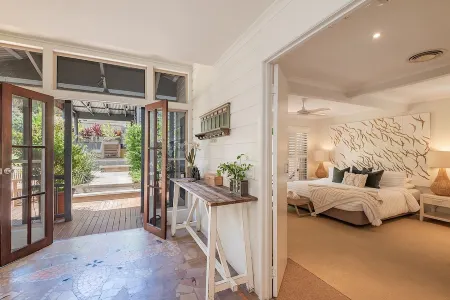 "Summer Salt Sunshine + Pets & HEATED POOL 150m to the beach!