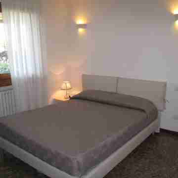 APARTMENT INSIDE A VILLA, LARGE GARDEN WITH LAKE AND POOL VIEW Rooms