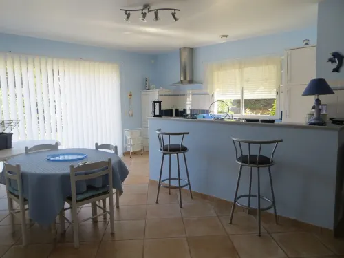 Charming 2-bedroom house with WiFi and AC in adorable Sérignan Hotels in Serignan