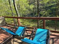 Spectacular riverfront treehouse, relaxing, swimming, paddling, and fishing.