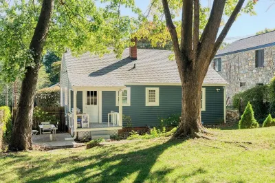 Sunset Cottage: Charming 2-bdrm house w/ king bed in WinstonSalem; great locatio Hotel in zona M.C. Benton Jr. Convention Center