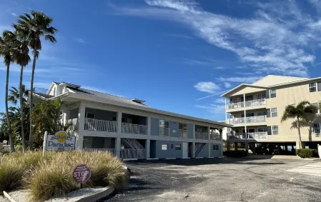 3 Bedroom Condo + Kid's Den Gulfside- Indian Rocks Beach Отели в г. Indian Rocks Beach
