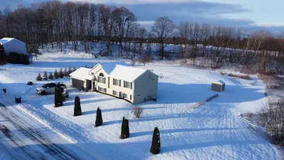 Dream Palace, with Hot Tub, Game Room, Fire pit, 5BR-3BA, near Long Lake
