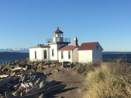 Coastal Retreat Across From Puget Sound Sleeps 2-4. High Speed Internet.