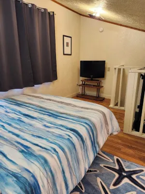 Lovely 2-bedroom newly refurbished house with WiFi in charming Seward Hotels near Two Lakes Park