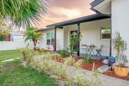 Fully Equipped Pool House- 5 mins from Downtown Melbourne