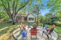 Comfy Cottage- Heated Pool, 1 Block to Beach! Lot's of space with 13 beds!