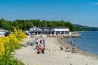Coastal Retreat with Pool and Cheerful Vibes - Uima-altaat