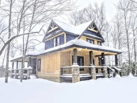 Cozy Mountain Escape—Sweetgrass Retreat for Romance & Family Fun