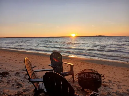 Rustic Moose Lakefront Guest Cabin on the Shore of Lake Superior Отели в г. Чиппева
