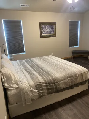 Brand New Duplex Across the road from Devils Lake w/lake access Hôtels à : 