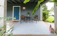 Cozy, ground floor apt 5 min walk to bch. PET friendly. FREE bottle of PROSECCO