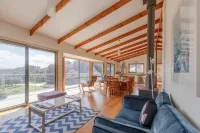 A luxurious with incredible seaviews and beaches only minutes away Hotels in Flinders Island