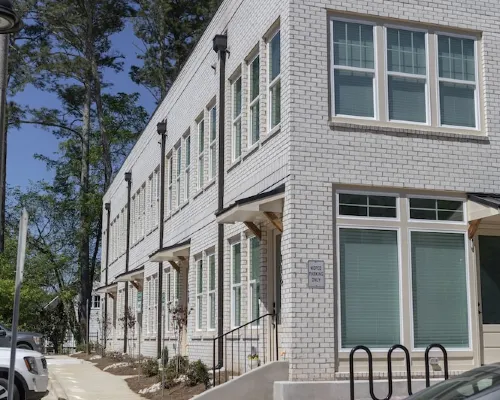 Downtown Woodstock - Open Concept and Natural light- Metro Atlanta Townhome Hotels in Woodstock