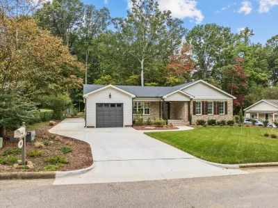 Stunning Home, conveniently located in Raleigh