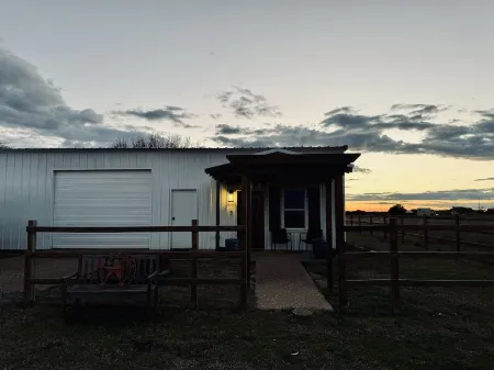 Enjoy quiet country skies.  Modern guest house in Crawford 20 mins to Waco.