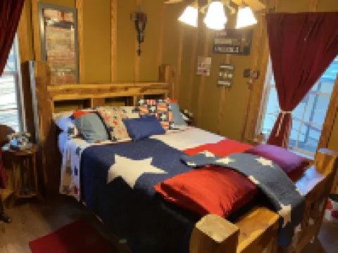 Angeltom Cabin & RV:20 Acre Woods - >16 pip + Jacuzzi + treehouse + UTV + 2ponds