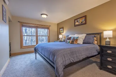 Yellowstone & Grand Teton Parks!3 Community Hot Tubs! Updated, Stocked & Clean!
