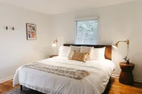 "The Berry" Mid-Century Modern Stay w/ 3BR - UK Hotels near Hopemont