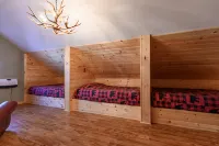 Cabin close to town with lake access & hot tub