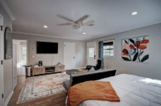 Hickory Suite: Luxury Studio in Safe/Central Location by WholeFoods & Hospitals