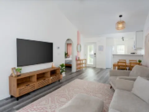 Quiet Boho Townhouse; 15 Min to Beach 錫爾弗萊克酒店