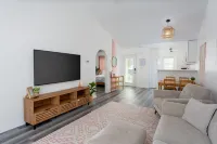 Quiet Boho Townhouse; 15 Min to Beach