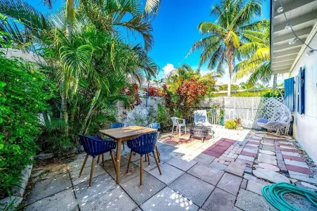 2 Bed Cottage walk to Pineapple Grove, Atlantic Ave & the Beach